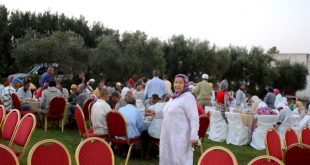 جمعية قافلة نور الصداقة تشارك نزيلات ونزلاء مؤسسة الحاج عبد الهادي التجموعتي للأعمال الخيرية فرحة مائدة الإفطار الرمضانية
