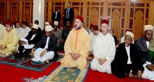 أمير المؤمنين جلالة الملك محمد السادس حفظه الله يؤدي صلاة الجمعة بمسجد “الشورى” بزنجبار