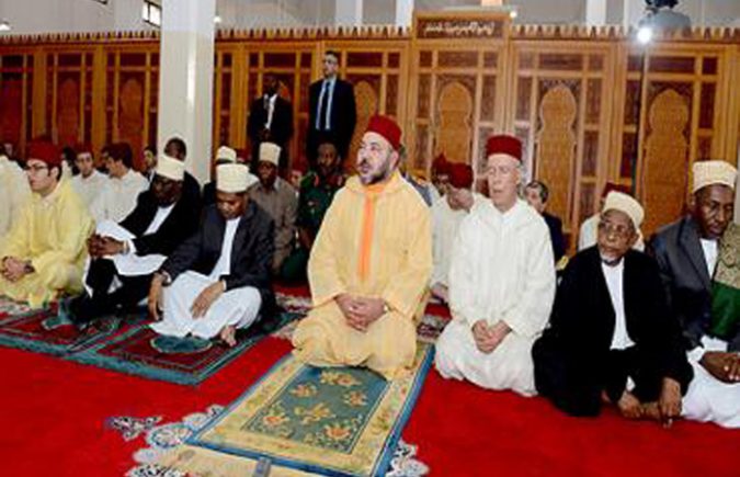 أمير المؤمنين جلالة الملك محمد السادس حفظه الله يؤدي صلاة الجمعة بمسجد “الشورى” بزنجبار
