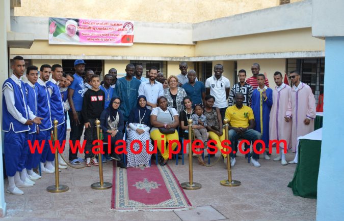 جمبلة بلعزيز رئيسة جمعية الأيادي البيضاء في لقاء مفتوح مع المهاجرين الأفارقة على هامش افتتاح البرنامج التربوي موسم 2016 – 2017