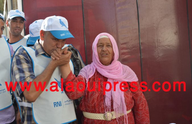 عاجل : رشيد الفايق بعد تقبيل يد الحاجة الميمة أعطى الفعلية لقافلته الإنتخابية التي ستجوب العديد من الشوارع والدواوير بفاس الجنوبية
