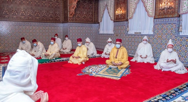 أمير المؤمنين جلالة الملك محمد السادس حفظه الله يؤدي صلاة عيد الفطر السعيد بدون خطبة