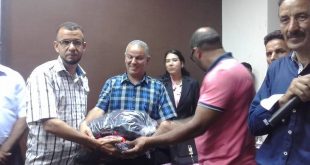 رشيد الفايق بمعية الحاج عبد الواحد العواجي يحتفيان بفريق شباب عين النقبي لكرة القدم الذي استطاع تحقيق الصعود