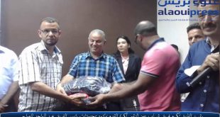 رشيد الفايق رئيس جماعة أولاد الطيب يكرم فريق شباب عين النقبي لكرة القدم، وينوه بمجهودات الرئيس الحاج عبد الواحد